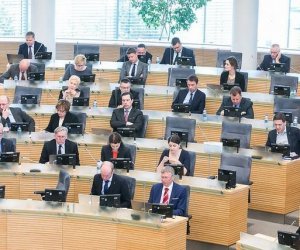  Сейм Литвы начал заседание аплодисментами в знак благодарности медикам