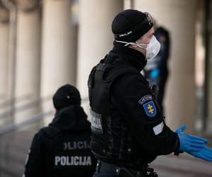 В полиции Литвы - 133 сообщения о нарушениях карантина, 26 человек - наказаны