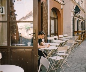 Кабмин Литвы: позднее будет разрешено открыть уличные кафе, музеи, салоны красоты