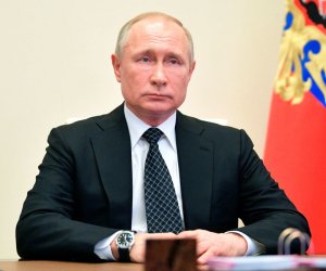 В. Путин  объявил на встрече с членами Совета безопасности РФ об отмене парада 9 мая