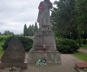 Мэр Кедайняй об осквернении памятника советскому солдату: это – хулиганство