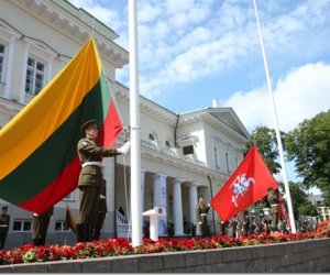 Руководители Литвы поздравляют граждан страны с Днем государства  