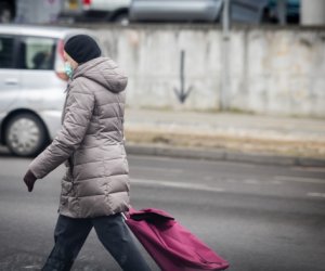 Кабмин в среду намерен вернуть обязательное ношение масок в закрытых помещениях (дополнено)