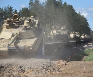 В Литву прибывает новая смена военных США с техникой