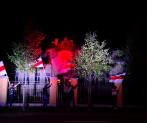 Посольства Беларуси и России в Литве были освещены в бело-красные цвета