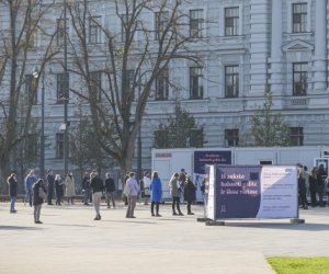 В последний день досрочного голосования очередь на Лукишкской площади была еще до открытия