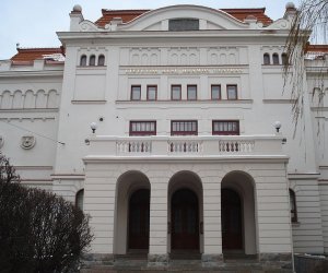 Русский драматический театр Литвы временно приостанавливает показ спектаклей