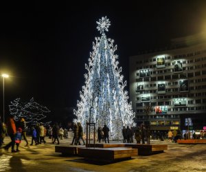 В трех крупных городах Литвы зажглись огни на рождественских елках (видео)