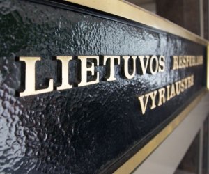 Премьер Литвы: Кабмин пока не будет рассматривать открытие магазинов