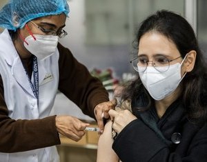 Глава ВОЗ: молодые и здоровые жители богатых государств получают вакцину раньше медиков и пожилых людей в бедных странах