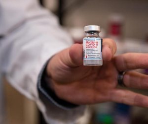Из-за запаздывания вакцин Moderna части пациентов откладывается вторая доза прививки (СМИ)