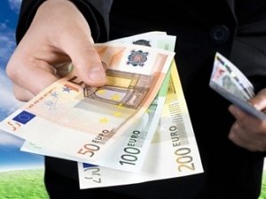 Банк Литвы: ММЗ можно было бы повысить в следующем году на 9,6% до 703 евро (дополнено)