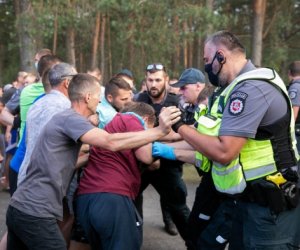 Протестующих силой оттеснили с дороги в Руднинкай, с беспорядками боролась полиция