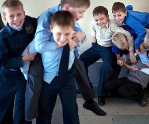 В российских школах начали устанавливать камеры, прослушивающие учеников. 