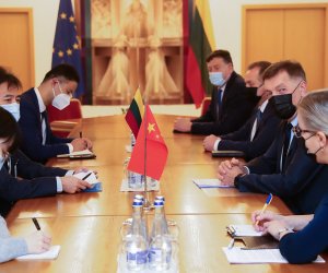 Члены Сейма, несмотря на напряженность между Вильнюсом и Пекином, встретились с дипломатом КНР