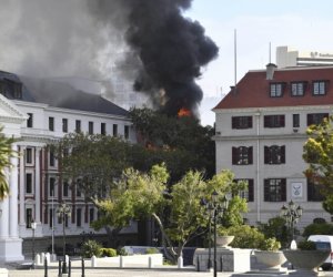 Пожар в парламенте ЮАР в Кейптауне (видео)