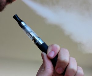 Сейм Литвы принял решение запретить с июля электронные сигареты с вкусовыми добавками