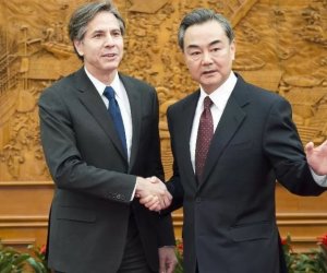 Ван И и госсекретарь США в телефонном разговоре обсудили двусторонние отношения и ситуацию в Украине