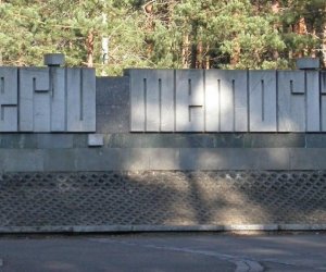 В Литве осквернен Панеряйский мемориал, премьер называет это провокацией