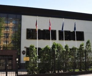 Иностранные посольства не намерены покидать Киев 