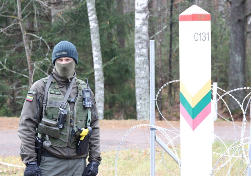 На границе Литвы с Беларусью пограничники развернули 21 нелегального мигранта