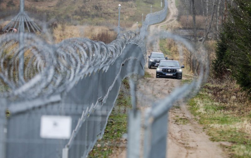Служба охраны госграницы Литвы видит необходимость продления ЧП, хотя поток мигрантов уменьшился