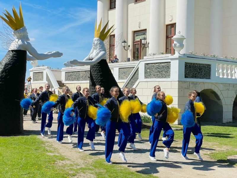 Под звуки оркестров в Пакруойской усадьбе открылся весенний фестиваль цветов