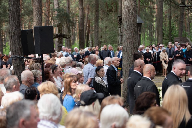 На Петрашюнском кладбище в Каунасе похоронена бывшая первая леди Алма Адамкене (видео)