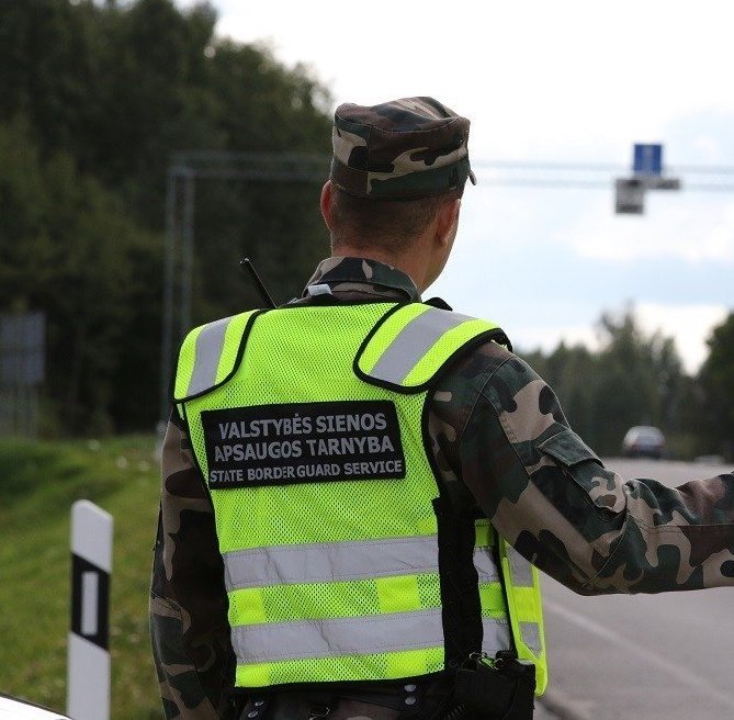 СОГГЛ: на границе Литвы с Беларусью литовские пограничники развернули 11 нелегальных мигрантов