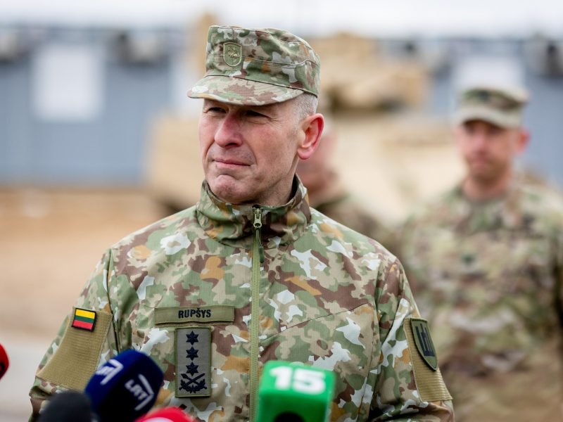 Армия: пропаганда Кремля пыталась, используя критику в адрес генерала В. Рупшиса, настроить Литву против Украины