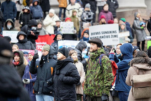 Около ста человек протестуют у Сейма Литвы против сплошной вырубки лесов
