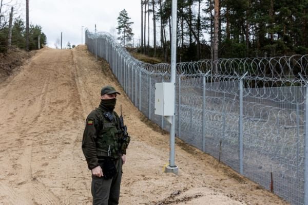 На границе с Беларусью двое мужчин повредили барьер, пытаясь пропустить в Литву 10 мигрантов