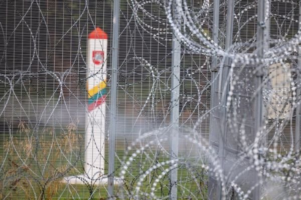 На границе Литвы с Беларусью развернули двух нелегальных мигрантов