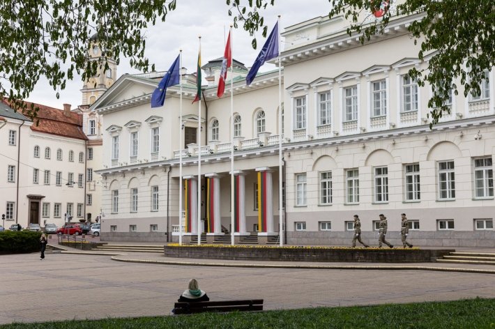 Администрация президента отказалась удалять призыв ждать выборов во дворе дворца