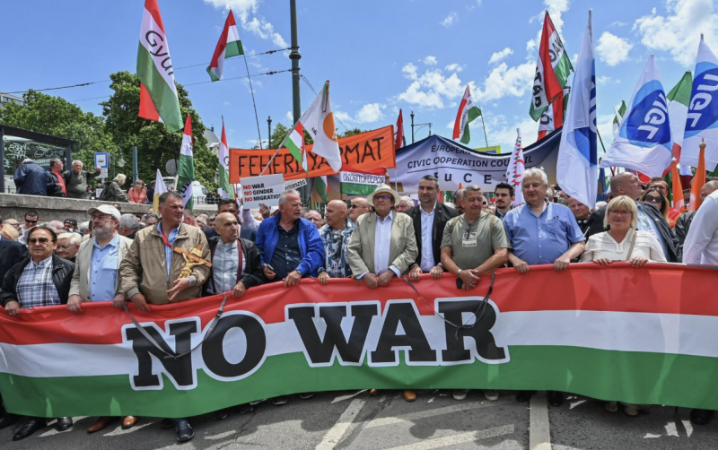 Президент Венгрии В. Орбан устроил «марш мира», продемонстрировав силу перед выборами в ЕС
