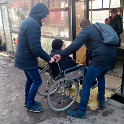 Пожилому пассажиру нужна помощь