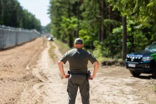 СОГГЛ: на границе Литвы с Беларусью пограничники развернули 15 нелегальных мигрантов