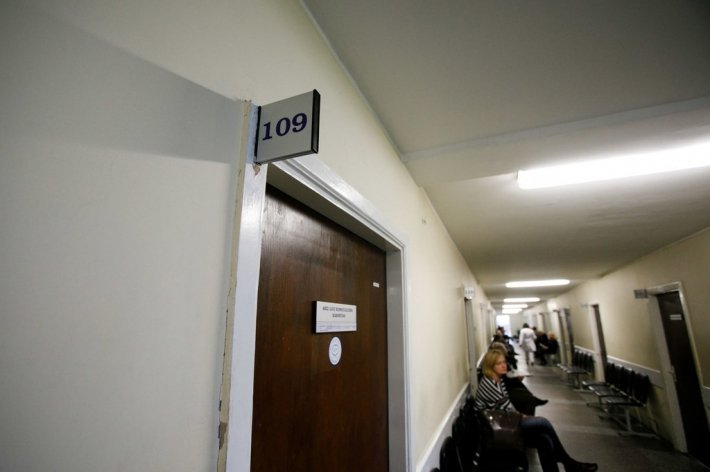 Юристы Сейма: запрет доплат за медицинские услуги может противоречить Конституции
